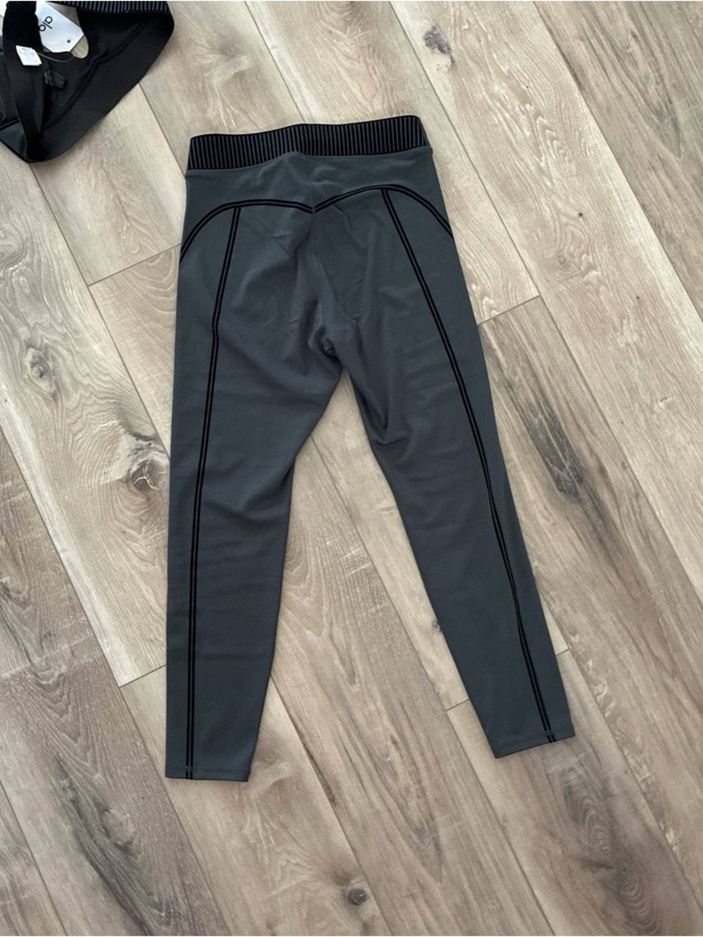 ALO Yoga Women's Black/ Dark Green Sports Bra & Legging Set! size S! super cute! - Picture 6 of 7